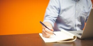 Lokalne słowa kluczowe – jak je znaleźć i wdrożyć