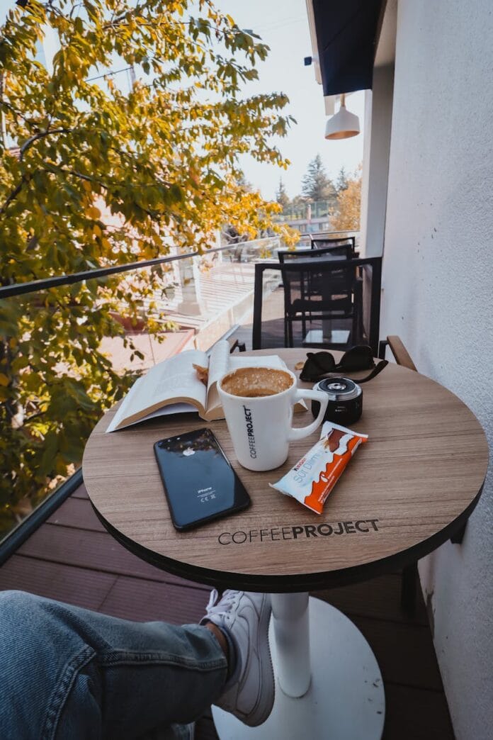 Jak dobrać podstawę i samodzielnie stworzyć stolik kawowy – poradnik zakupowy dla klientów e-commerce